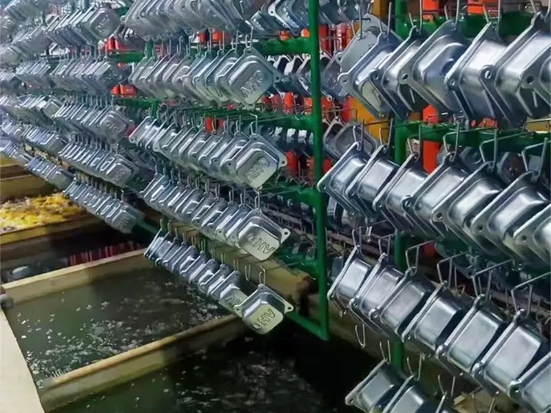 Línea de galvanoplastia automática de galvanización alcalina de galvanoplastia colgante grande