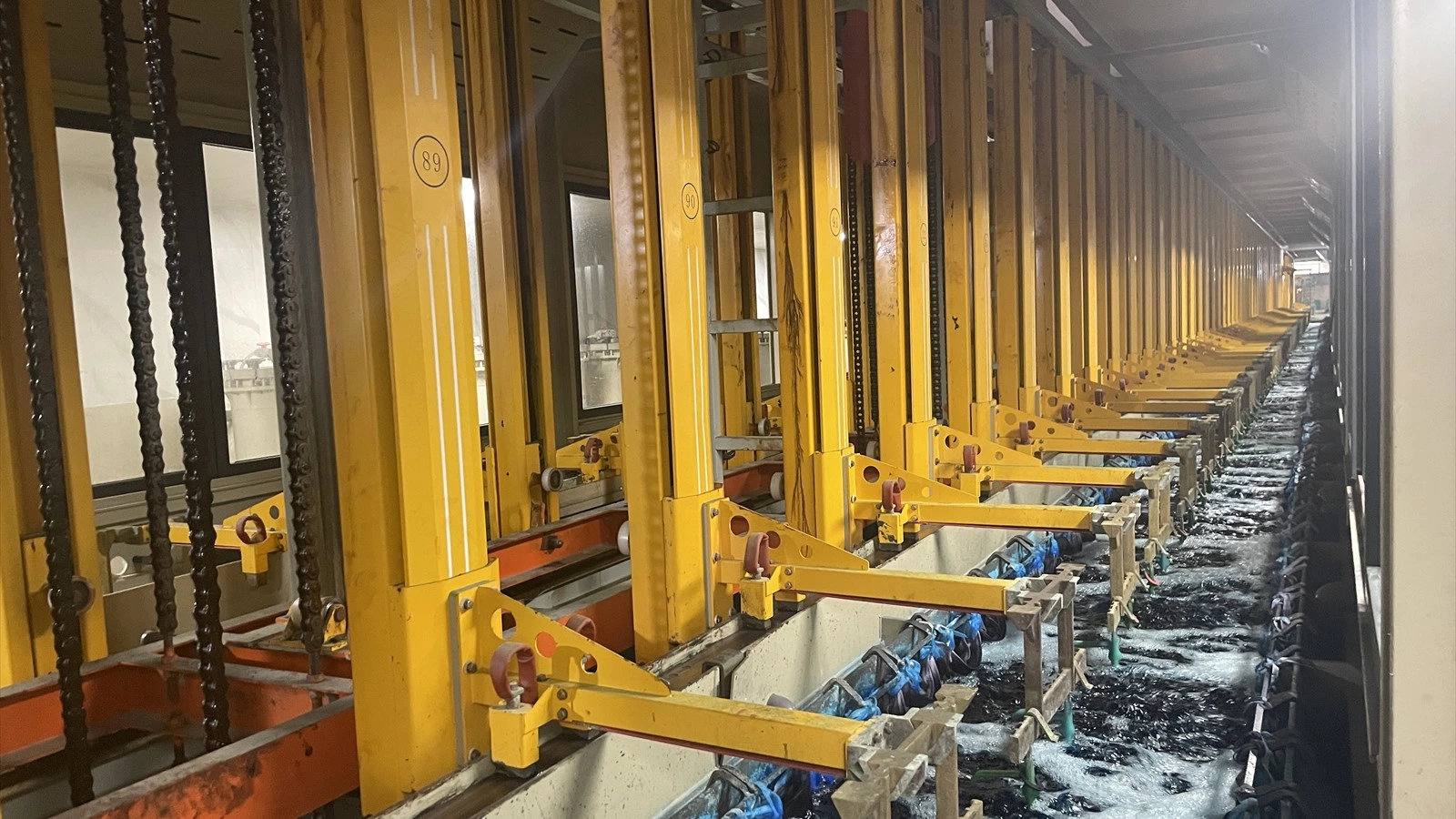 Automatic rack electroplating line with vertical lifting stations and process tanks