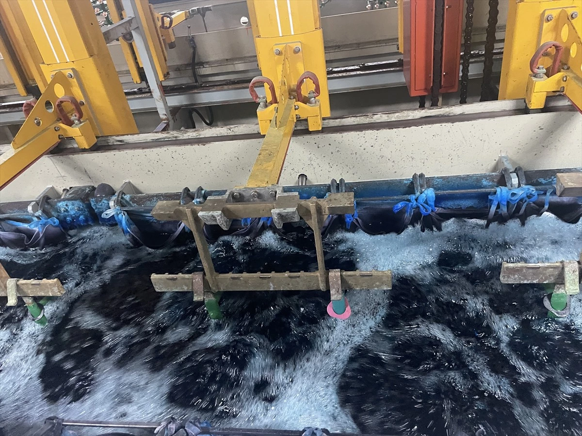 Electroplating rack positioned above an agitated process tank
