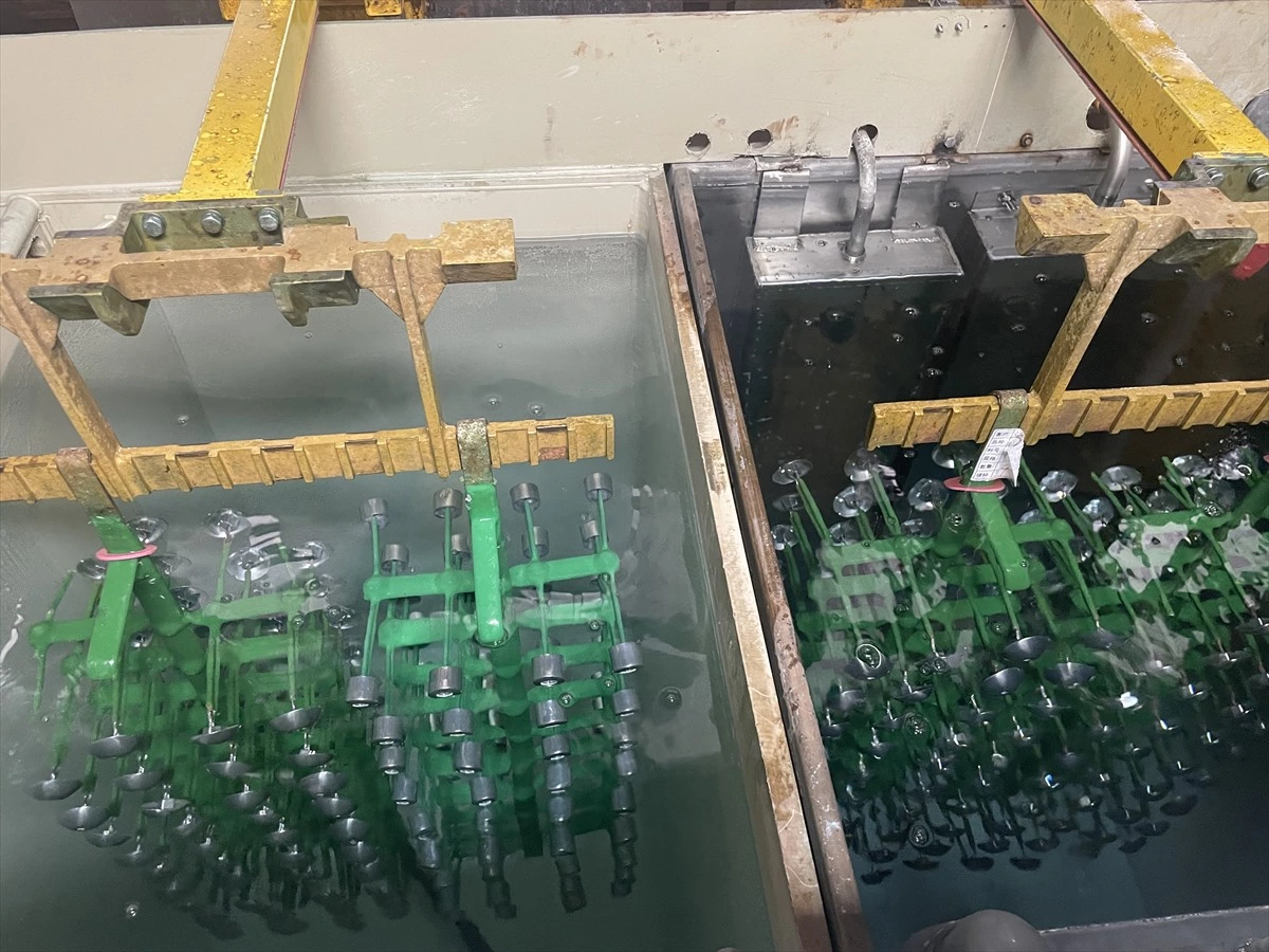 Process tanks and repeated lifting stations in a rack electroplating line