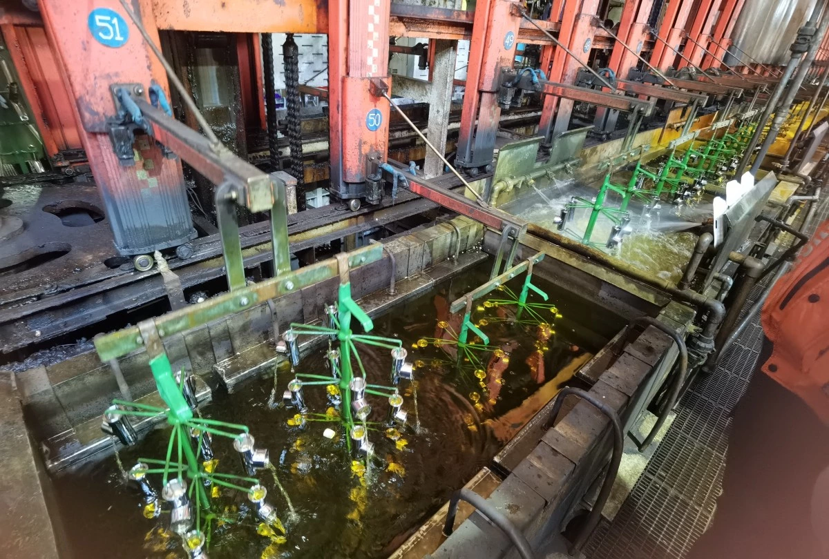Three-stage counterflow rinse tanks with interconnecting overflow piping on a plating line