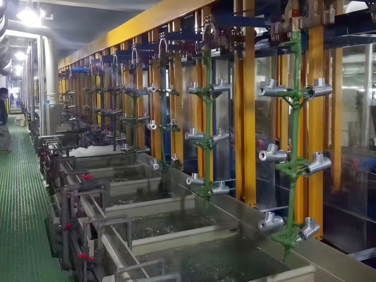 Process tanks and transfer equipment in a vertical lifting plating line