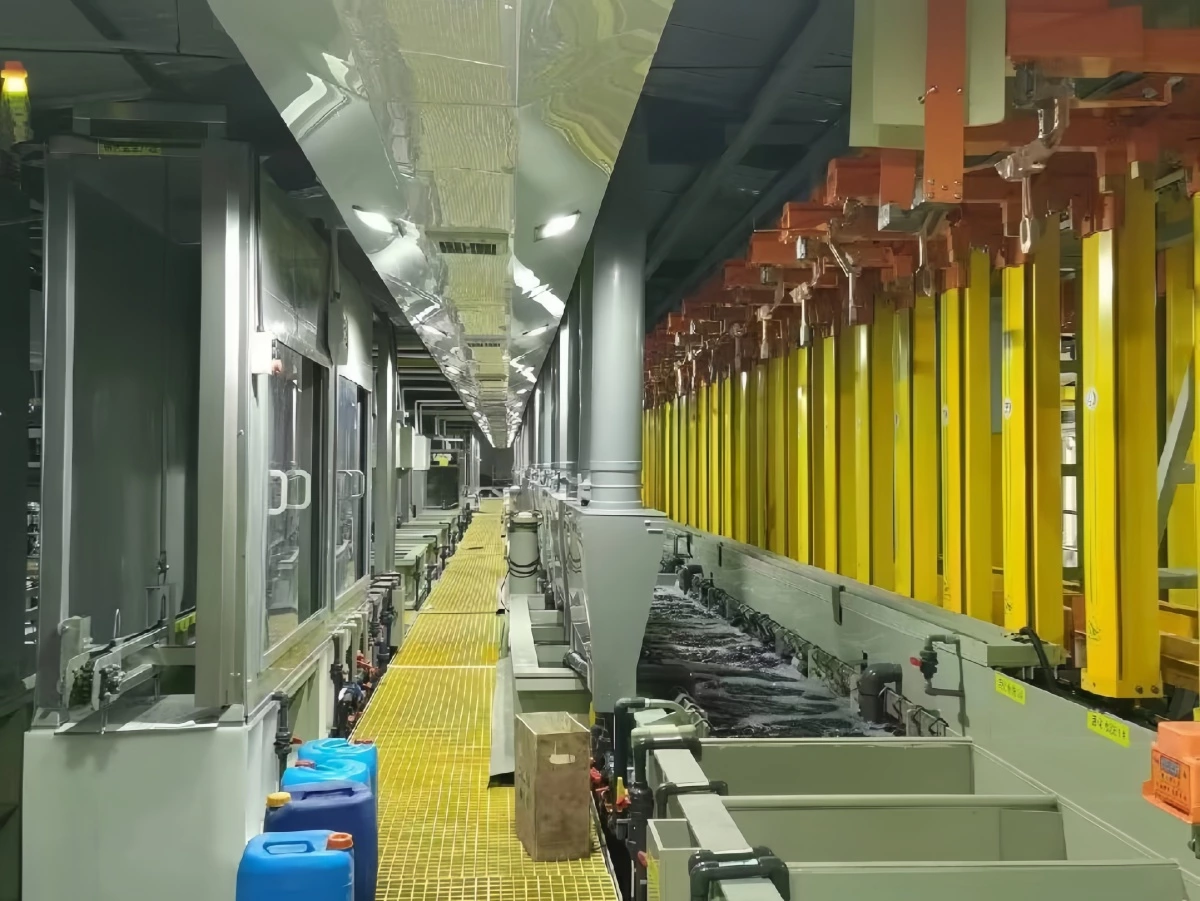 Enclosed process area of a vertical lifting electroplating line