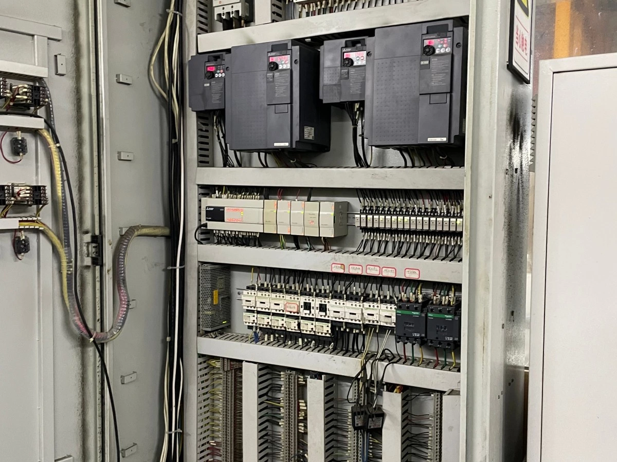 Electrical control cabinet for an automatic electroplating line