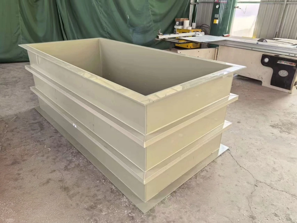 Rectangular electroplating process tank with horizontal external reinforcement ribs