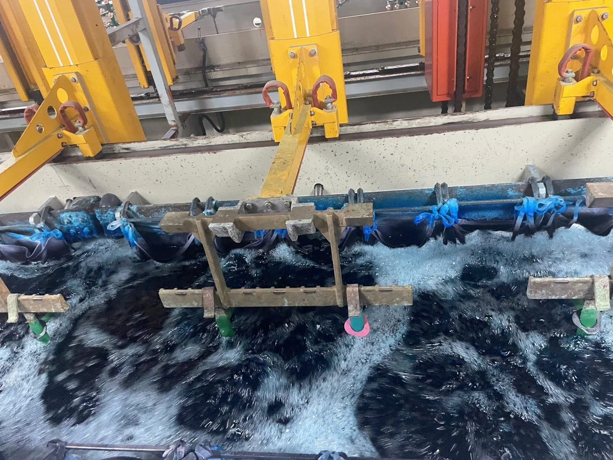 Busbar and rack contact connections on an electroplating line
