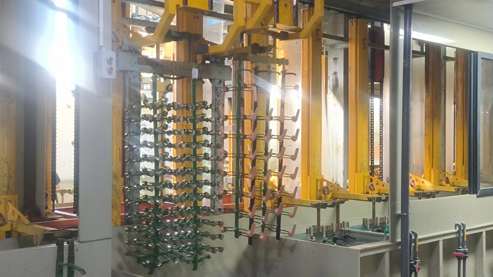 Automatic rack electroplating line with vertical lifting units and process tanks
