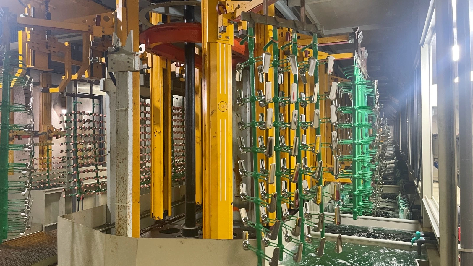 Automatic electroplating line with vertical lifting equipment and loaded racks