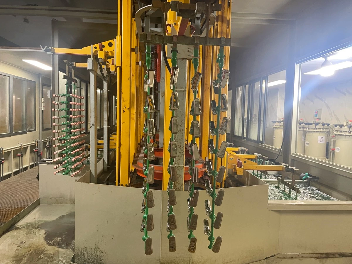 Transfer structure and lifting equipment above electroplating process tanks
